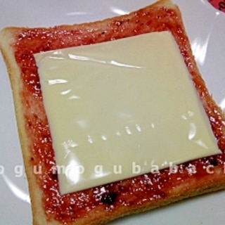苺ジャムとスライスチーズのサンドイッチ